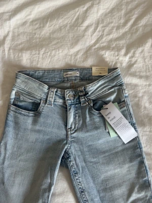 Low waist bootcut jeans från Gina tricot - Low waist bootcut jeans från Gina i storleken XS. Helt oanvända och nya säljer för de var för korta för mig! Ordinarie pris är 500kr!