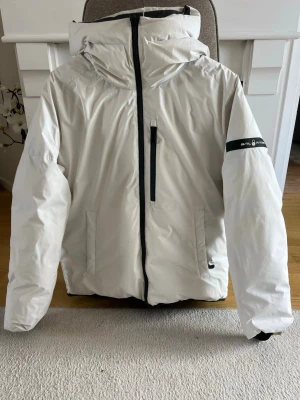 Reversible sail racing jacka  - reversible dunjacka perfekt till vintern. Den har inga hål förutom att den är lite smutsig på den vita delen av jackan som finns på bilderna. Så en kemtvätt sen är den som ny.