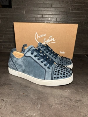   Christian Louboutin sneakers  - Säljer dessa super snygga och otroligt eftersökta Louboutin skorna. Storlek 41 sitter 42, inprincip helt nya testade inomhus klisterlappen kvar under skon se bild. 