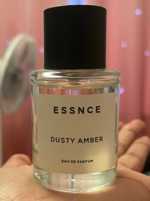 ESSNCE Dusty Amber Eau de Parfum - Parfymflaska från ESSNCE med doften Dusty Amber. Den e typ helt ny, jag har en parfym me liknande doft det är därför jag säljer den här, som man ser så är den helt full för att jag har knappt sprayat den. Doftar jätte nice, skulle inte sälja om jag inte redan hade en parfym med samma doft. DUPE på Good Girl parfymen, den blåa. Ny pris är 360kr säljer för 250kr