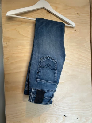 Blå slitna jeans från Replay - Replay anbass i snygg och fräsch tvätt. Sol ni ser är det ett lite hål under men märks inte av när man har på sig dom. Skriv vid minsta lilla fundering eller pris✅