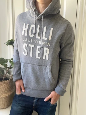 Hollister hoodie  - Hollister hoodie, Inga defekter! Modellen i bilderna är 180 cm 75 kg och bär Storlek M , Kom med frågor! 🌟 (Kan gå ned i pris vid köp av paket 😉) 