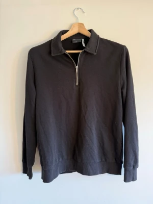 ASOS Design - Black Quarter Zip - ASOS Design quarter-zip med krage, stl L, svart, 55% polyester/41% bomull. Skick: mycket bra.