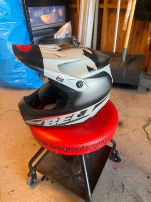 Bell motocrosshjälm svart/vit - Säljer en Bell motocrosshjälm i svart och vitt med cool grafik och röd logga framtill. Hjälmen har skärm, ventilationshål och vadderad insida för extra komfort. Perfekt för dig som gillar fart och äventyr på två hjul. Det är även mips 