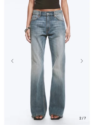 Weekday helix lågmidjade loose bootcut jeans - Säljer ett par blå weekday jeans i modellen Helix. Superfina jeans som har en baggy/loose men även bootcut passform! Använda endast 2 gånger!💕nypris 699kr ( säljer för att jag har likadana i en annan storlek!)