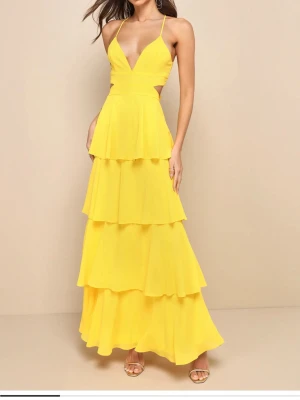 Gul balklänning/Gul långklänning - Tier and Now Yellow Tie-Back Tiered Maxi Dress från Lulus. Klänningen är just nu hemma hos en förälder så jag ska lägga ut riktiga bilder på den snart. Helt ny med prislappen kvar💛