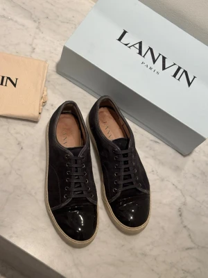 Lanvin sneakers  - UK 10 = EU 44, mockan är i mycket gott skick, enstaka mindre skråmor på lacken