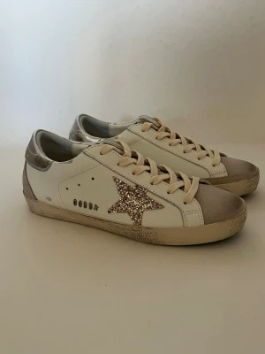 Golden Goose skor - Golden Goose ggdb storlek 39. Skick 9/10 knappt använda. Kan gå ner i pris vid snabb affär!