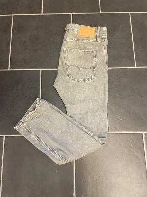 Gråa Jeans - Gråa Jeans ifrån Jack & Jones                                        Storlek 29/32