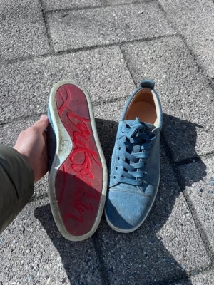 Christian Louboutin - Christian Louboutins i ljusblå färg, Eftersom dem har en stilig röd sula får dem många blickar när man går i skolan te.x dem är lite använda så i bra skick för ett väldigt bra pris! Såklart kan man diskutera priset! Vid snabb affär kan man få dem för galet bra pris!