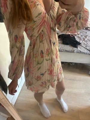 ‼️ RESERVERAD ‼️  Först till betalning gäller om köpet inte slutförs  Blommig sommarklänning🌸 - Säljer en superfin blommig plisséklänning från H&M i storlek XS som tyvärr inte kommer till användning🌸   Endast använd en gång i max 2–3 timmar, så den är i nyskick!   Smickrande passform med djup V-ringning, långa puffärmar och fint plisserat tyg som faller jättefint. Perfekt till sommarfester, studenten eller andra fina tillfällen ✨    Modellen är slutsåld på H&M och nypris var ca 349 kr.