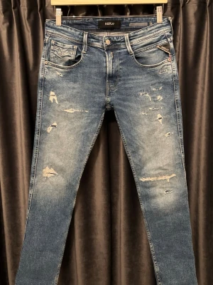 Replay anbass  - Replay anbass - skick 8/10, fint skick! - storlek 28/30 - utomordentligt schyssta jeans som passar till allt, galet fräscha slitningar - hör av er vid frågor🙌