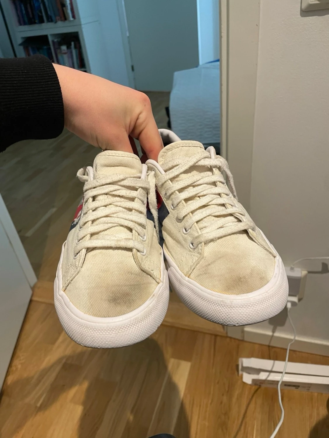 Vita Fred Perry sneakers med logga - 1