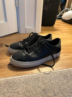 Axel Arrigator skor storlek 41 - Fint skick fortfarande och sparsamt använda, Kartong ingår och den gul beige påse letar jag efter fortfarande. Dem är stora i storleken så dessa passar de med 42-42,5 