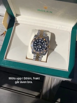 Herr klocka  - Helt ny och oanvända klocka med automatiskt rörelse. Klockan har korrekt vikt och är tillverkad i samma högkvalitiva stål. Tveka inte att höra av er vid frågor eller bilder. Endast klockan ingår i priset. Om ni är intresserade av box eller box tillsammans med certifikat, vänligen kontakta oss så kan vi diskutera ett pris