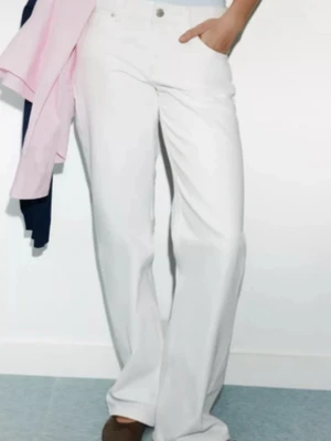 Vita raka jeans från Zara - Säljer ett par vita jeans från Zara med låg midja 