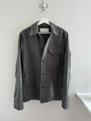 Overshirt A Days March - Säljer en mörkgrön overshirt från A Days March i storlek S. Köpt sommaren 2025 och i nyskick. Nypris 1600 kr, kvitto finns.