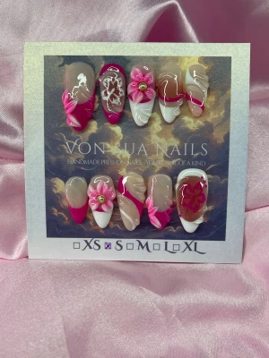 HotPetal (S);Medium Almond - Handgjorda press-on naglar i storlek S: 15 mm, 11,5 mm, 12 mm, 11 mm, 9 mm . Setet har en mix av rosa, vitt och nude med 3D-blommor, swirl-mönster och glansig finish. Några naglar har dekorativa pärlor och detaljer i olika nyanser av rosa. Perfekt för dig som vill sticka ut med unika naglar.