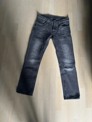Gråa Nudie Jeans - Snygga gråa jeans från Nudie Jeans med ljusa slitningar. Perfekta att köpa inför vår/sommar. Storlek: W31 L30.
