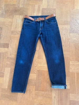 Nudie jeans dry maze selvage  - Storlek 34/34 jag på bilden är 189/87 kg modellen heter gritty Jackson och är en straight fit. Tyget är dry maze selvage som får fades med tiden när dem används. Liten defekt på höger bakficka men jag tycker inte att det stör så mycket, syns på bilderna. Hör av dig vid frågor mvh theo