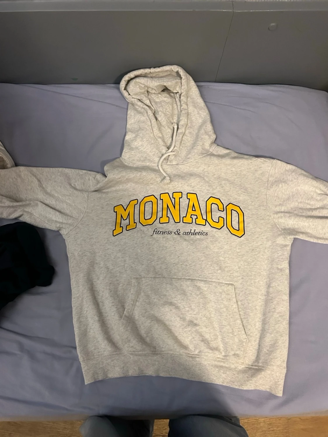 Grå hoodie med MONACO-tryck