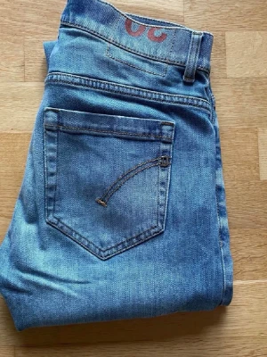 Dondup George jeans  - Säljer ett par riktigt snygga dondup George jeans i storlek W30. Ny pris är ca 3400kr, mitt pris är 399! 