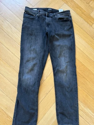 Jeans grå 2 stycket båda 300kr  - Ett par Jack and Jones jean. Ett par pier one jeans. BÅDA ÄR STORLEK 33/34 och dom är använda men inte så mycket för dom inte passar. Man kan köpa båda för 300k. 