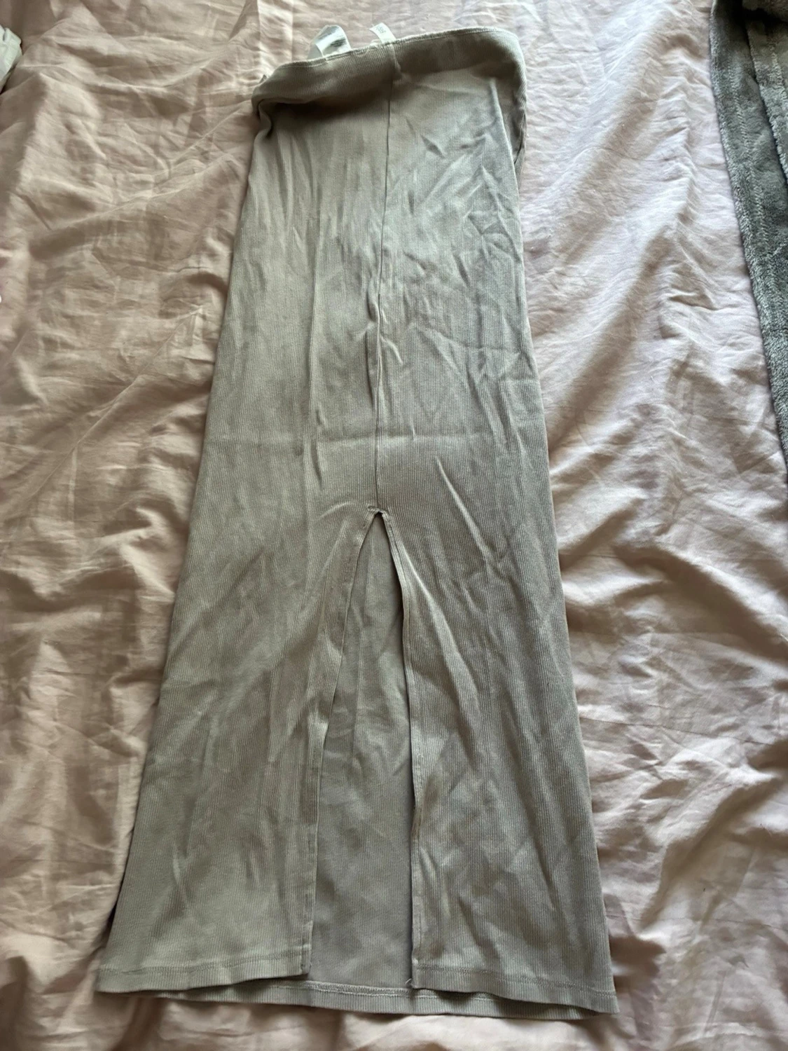 Beige långkjol med slits bakifrån  - 1