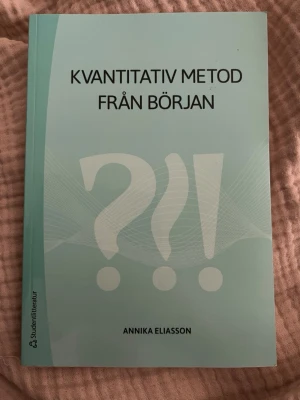 Kvantitativ metod från början - Boken 'Kvantitativ metod från början' av Annika Eliasson är en ljusgrön kursbok med mjukt omslag. Den ger en introduktion till kvantitativa metoder och analys, och är skriven för studenter inom samhällsvetenskap och beteendevetenskap.