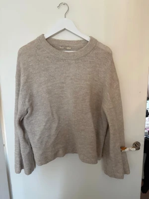 Stickad tröja - Sticka beige tröja Gina tricot storlek xs lite nopprig 