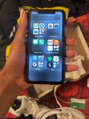 iPhone 11 med svart skal - Säljer en iPhone 11 med en snygg svart mobilskal i krokodil-imitation. Telefonen har rundade hörn, dubbla kameror på baksidan och en stor skärm med tunn ram. Perfekt för dig som gillar stilren design och vill ha en pålitlig smartphone.