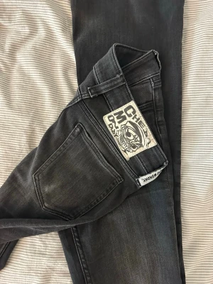 Svarta jeans från Cheap Monday - Svarta jeans från Cheap Monday med klassisk femficksmodell. Skitsnygga men tyvärr blivit för små och denna färg har slutat säljas, finns slitningar längst nere. Storlek w26l32 