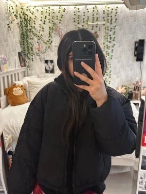 Svart cropped puffer jacka – trendig fit - Svart cropped puffer 🤍Superfin passform som ger en snygg silhuett. Perfekt till både vardag och outfits. Storlek S, Bra skick. Små märken finns (se bilder), inget som stör helhetsintrycket ✨Trendig & lätt att matcha