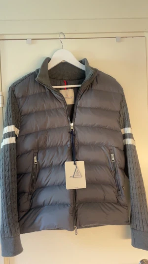 Moncler cardigan  - Tja. Säljer en unik cardigan som är perfekt för sena sommarkvällar eller bara allmänt :) skick 10/10 (helt ny) storlek 2 (M) vid frågor hör gärna av dig, priset ej hugget i sten. 