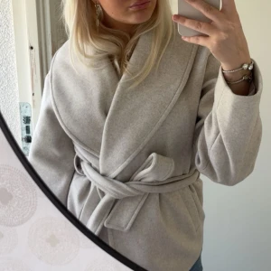 Beige kappa - Säljer min kappa för att jag inte använder den längre❤️