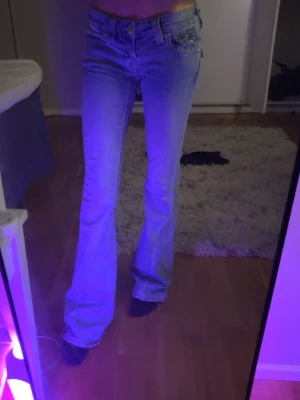 ljusblå bootcut jeans från True Religion  - säljer mina true religon jeans i modellen joey eftersom att dom inte kommer till användning, dom är nästan helt nya och använt dom ett par fåtal gånger. pris kan diskuteras💕
