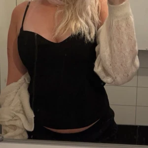 Svart ribbad tubtopp - Jättefin ribbad tubtopp som jag helt enkelt bara inte använder längre, hör av dig vid frågor❤️