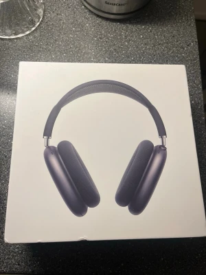 AirPods Max - 3499kr -  Stilrena och exklusiva Apple AirPods Max i svart säljes. Medföljer originalkartong, laddningskabel samt skyddsfodral. Hörlurarna är i väldigt fint skick och saknar synliga tecken på slitage. Köpta för 6000 kr. Ett utmärkt val för dig som söker trådlöst ljud i toppklass med effektiv aktiv brusreducering.