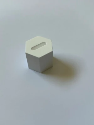Ringhållare i enkel design - Stilren och enkel vit ringhållare. Perfekt för dig som vill fria till någon eller designa en smyckesamling! OBS! Ringen medföljer ej! 
