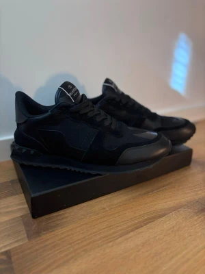 Valentino rockrunners svarta  - Säljer ett par riktigt snygga rockrunners i super fint skick. Skorna är använda väldigt försiktigt och ser fortfarande ny skick ut. Hör av er vid funderingar och frågor. Inget kvitto eller box sparat på skorna.