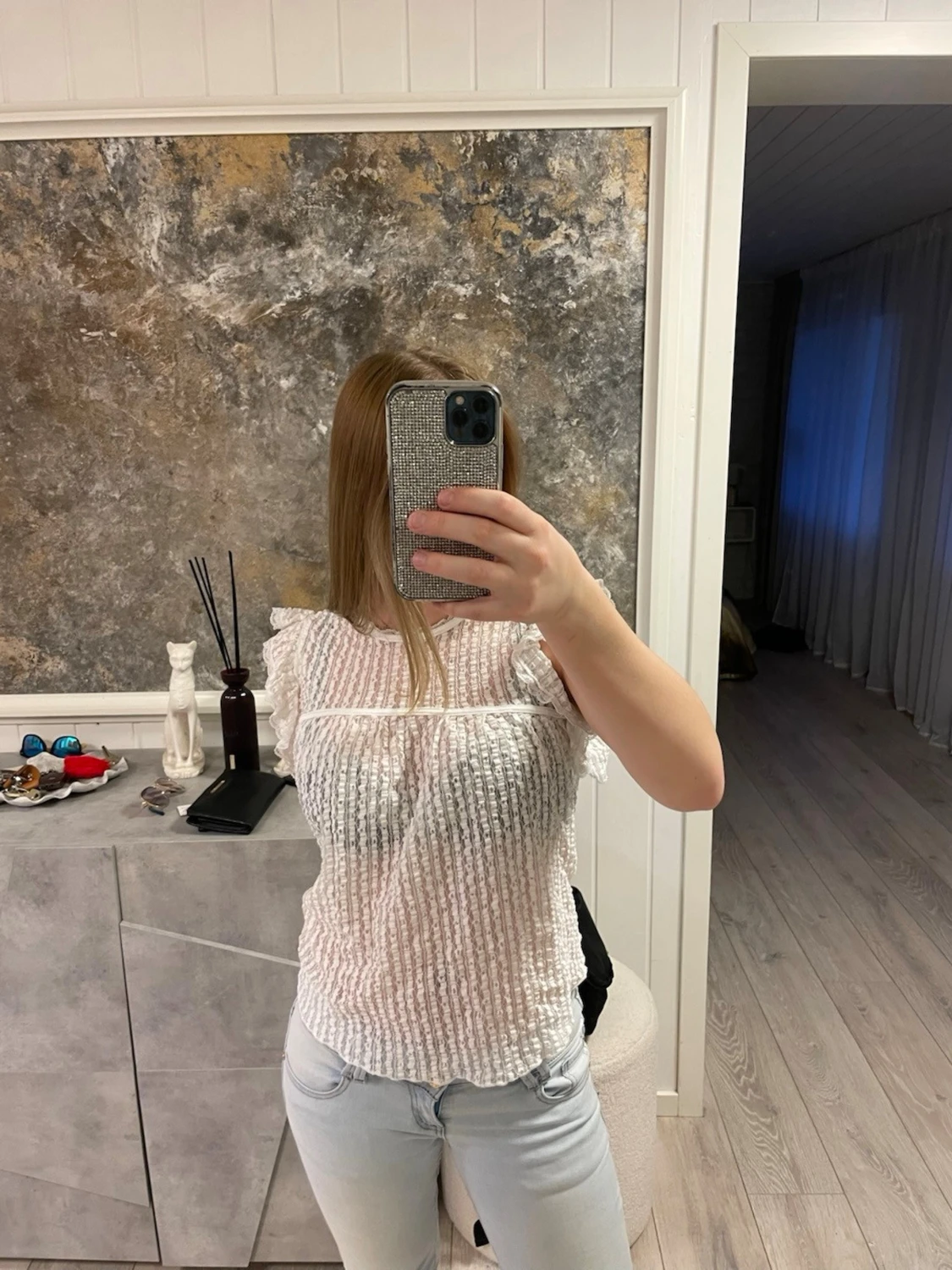 Vit blus med volang och knyt