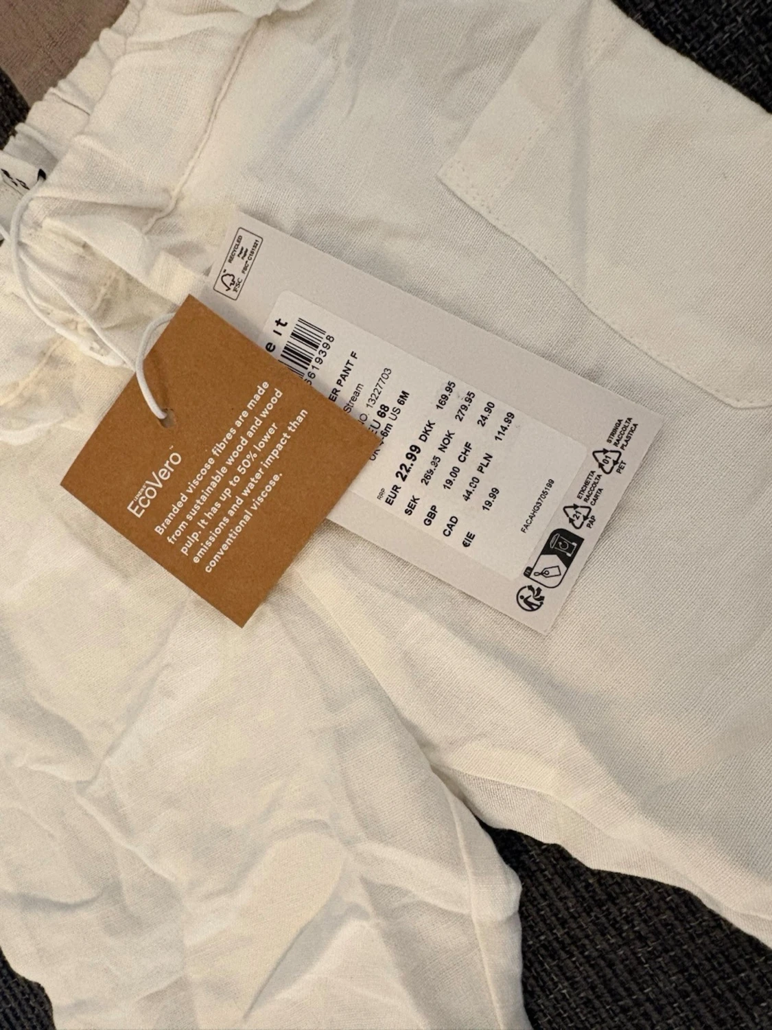 Beige body och vita byxor från Name It - 3