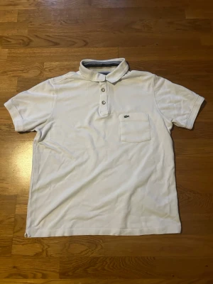 Lacoste polo T-shirt  - Säljer denna T-shirt eftersom den va lite för stor, den är i väldigt bra kondition.
