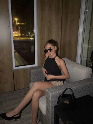 Beige mocka kjol  - En beige kort kjol i mocka material.