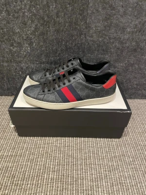 Gucci skor  - Gucci skor i extremt fint skick! Nypris 8500kr! Bara skorna medföljer. Hör av dig vid frågor 