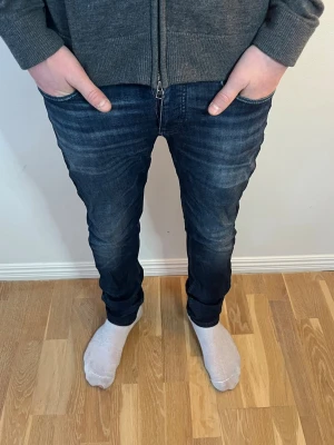 Armani jeans - Brutalt feta Armani slim fit jeans. Jeanse är i bra skick förutom ett litet hål vid skrevet. Jeansen är i storlek W28 L34 och modellen på bilden är 175 och väger 64 kg. Hör av dig vid minsta fråga eller fundering!