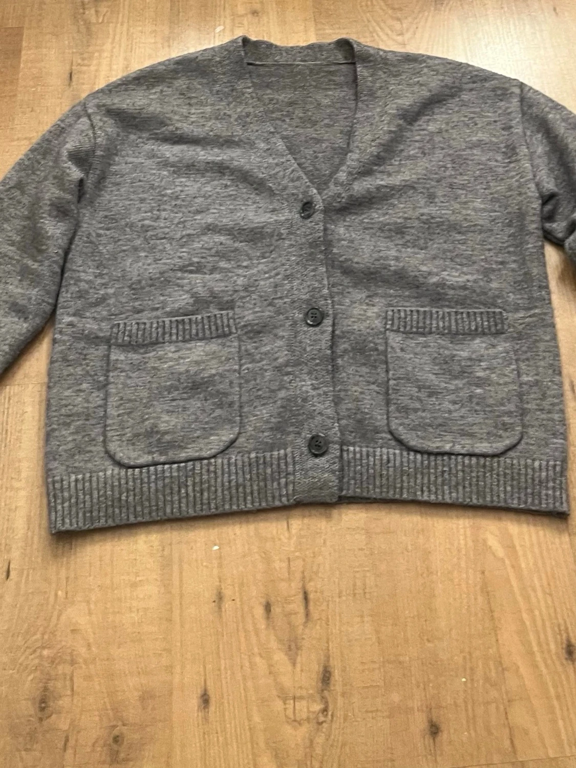 Grå kofta med fickor och knappar