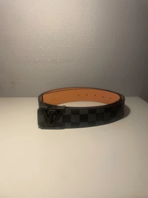 Svart bälte med svart metal - Helt ny priset kan sänkas 