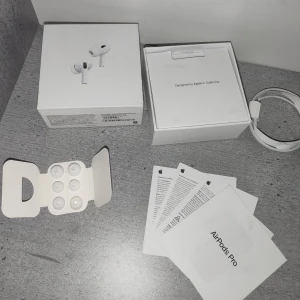 AirPods Pro  - Säljer ett par AirPods Pro (USB-C) med originalförpackning, extra öronkuddar, laddningskabel och manualer. Allt är helt perfekt och dem är helt nya.