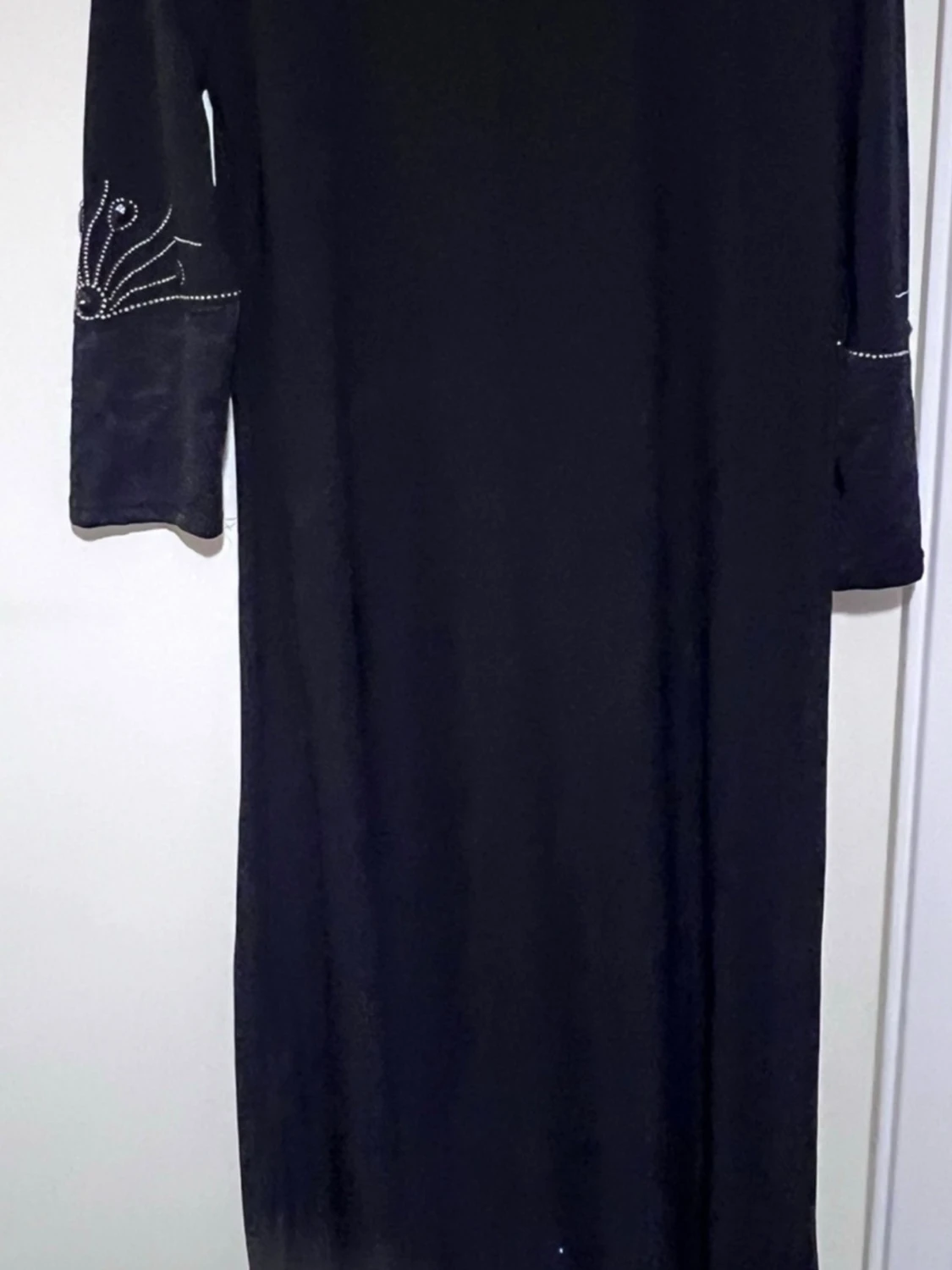 Svart långklänning med pärldetaljer - 1